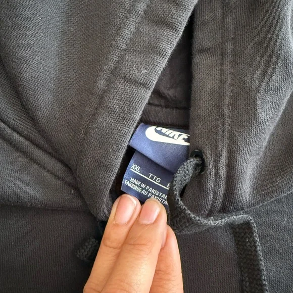 Nike Men's Black Hoodie with White Logo - Picture 4 of 4